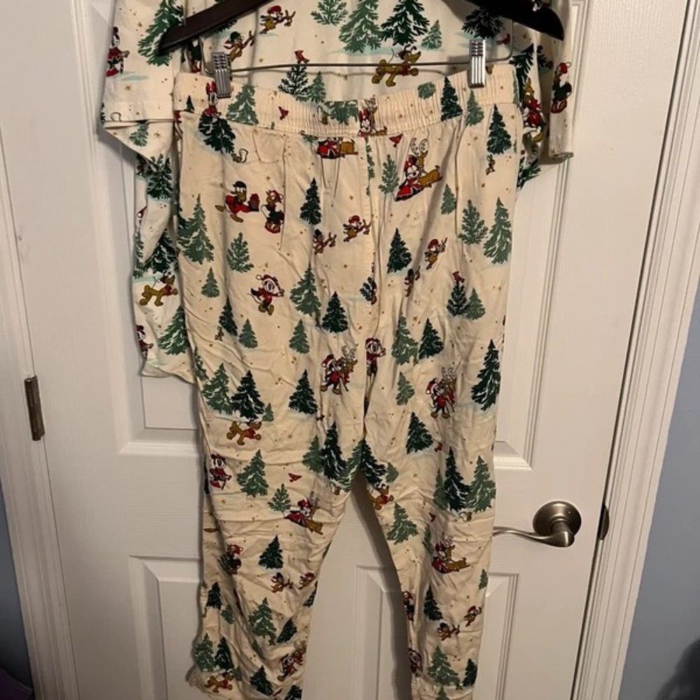 Kids Cream Holiday Tree & Character Print Pajama Set - Picture 2 of 5